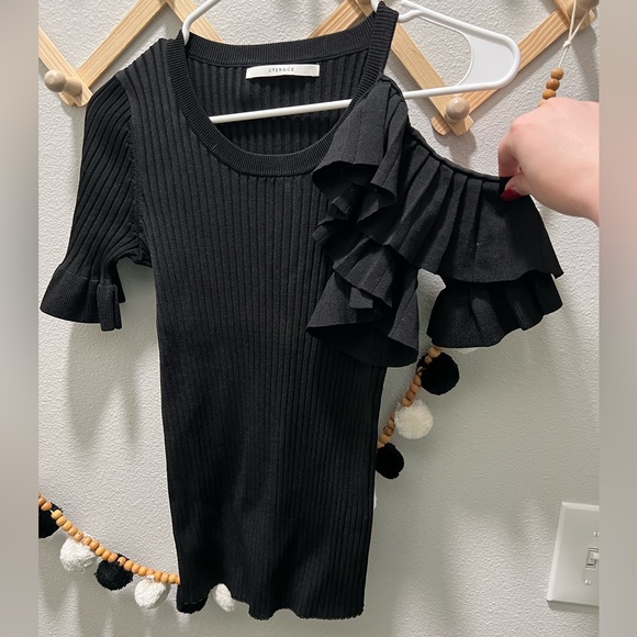 Uterque Tops - UTERQUE unique black ruffle sleeve Top
